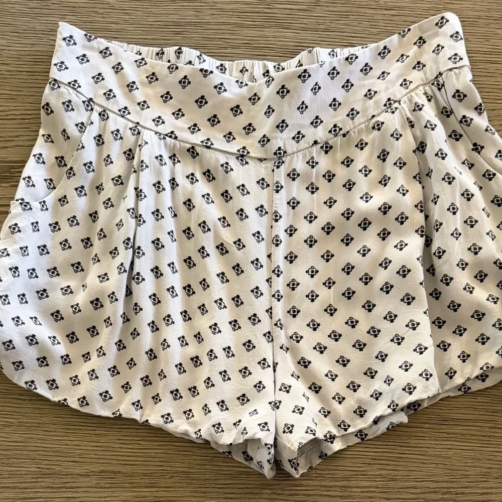 Free People High Waist Patterned Gray Shorts
Fully lined Stretchy waist.Packets. - Picture 2 of 5